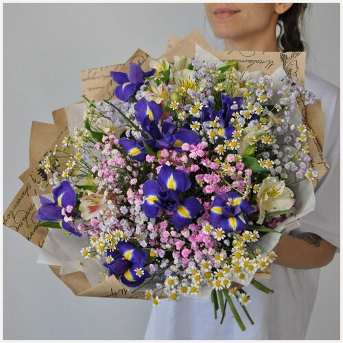 Изображение товара Букет полевой с ирисами и ромашками "Ромашковое настроение"
