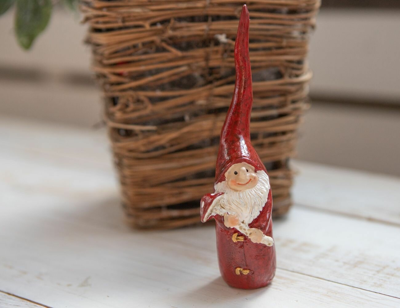 Фигурка гномик С мухомором, модель 2, красный, полистоун, 13 см, Swerox Q333-MIX-2