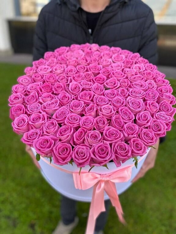 Букет роз в коробке №7 высота 50 см 151 роза.