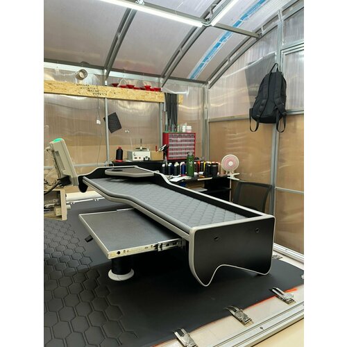 Стол-полка на торпеду с подстаканником для тягача МАЗ-5440 Серая экокожа Серый ромб 7254₽