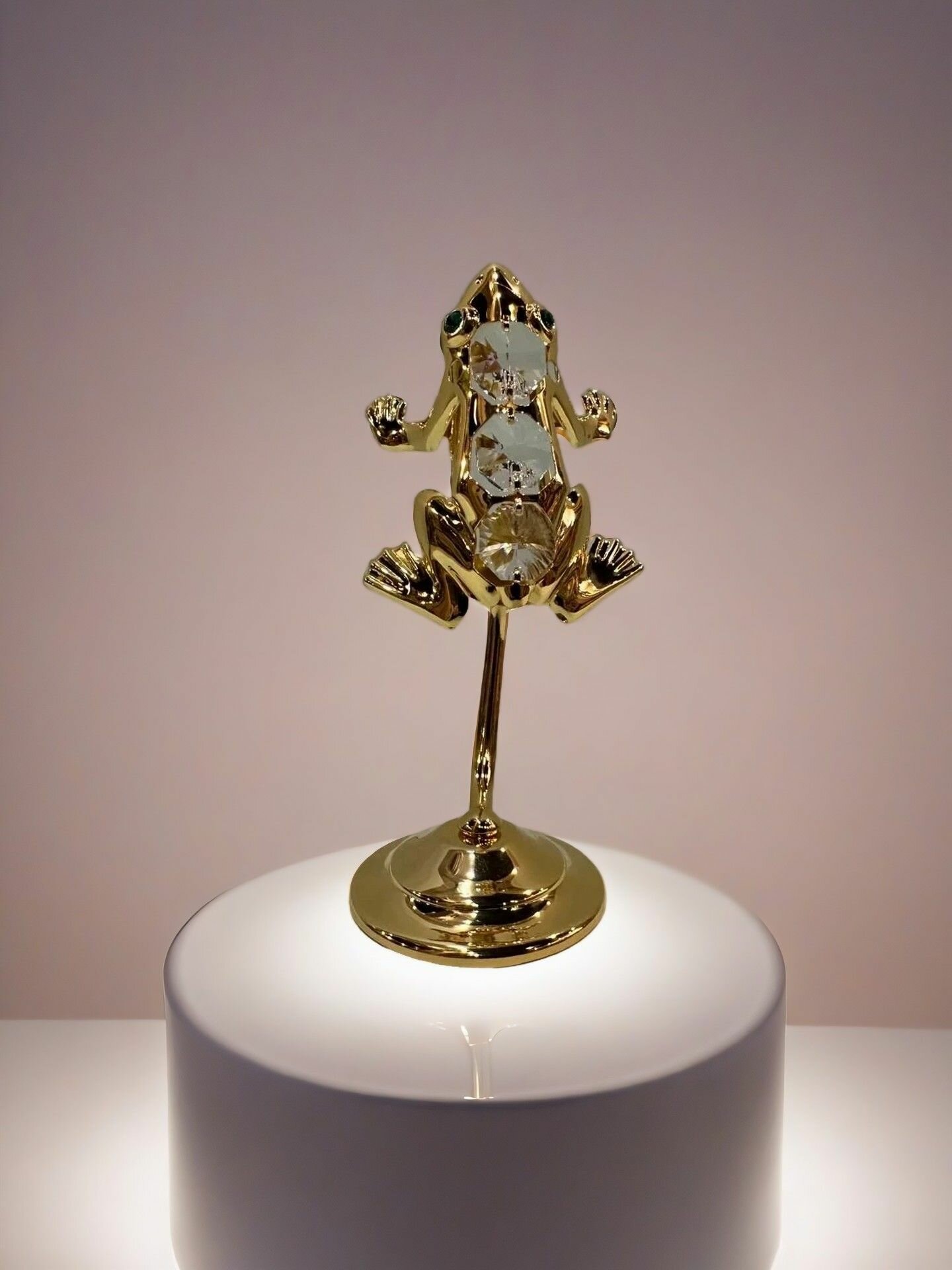 Статуэтка Лягушка на подставке, высота 10см, металл, кристаллы Сваровски — фото 1