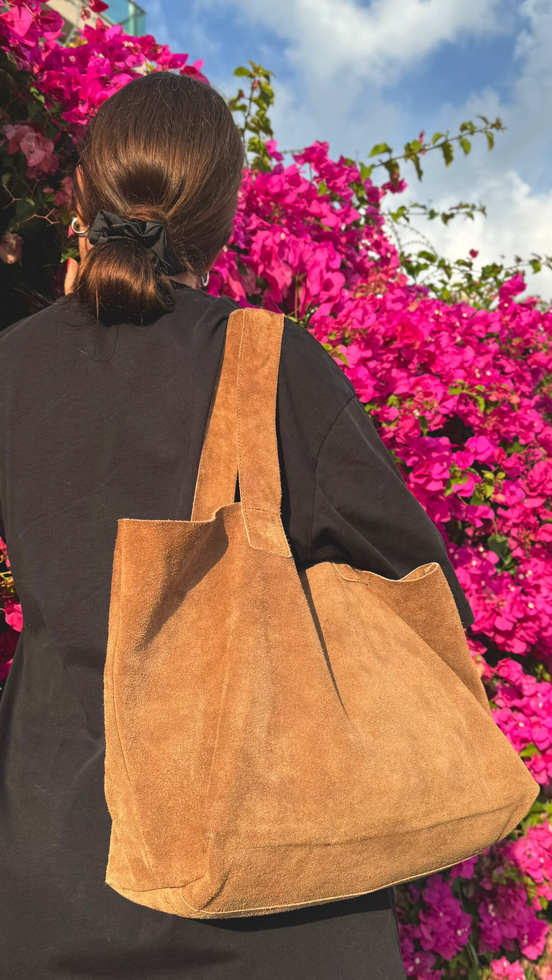 Сумка шоппер LES4MO Замшевый шоппер из натуральной замши бежево-коричневого (bronze brown) / карамельного цвета, размер M, фактура бархатистая, коричневый, бежевый