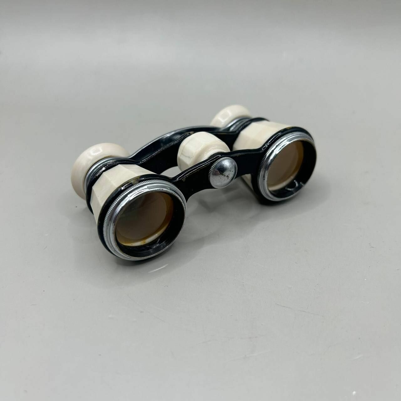 фото Бинокль театральный Белый СССР, увеличение 2,5*65, Латунь! Винтаж!