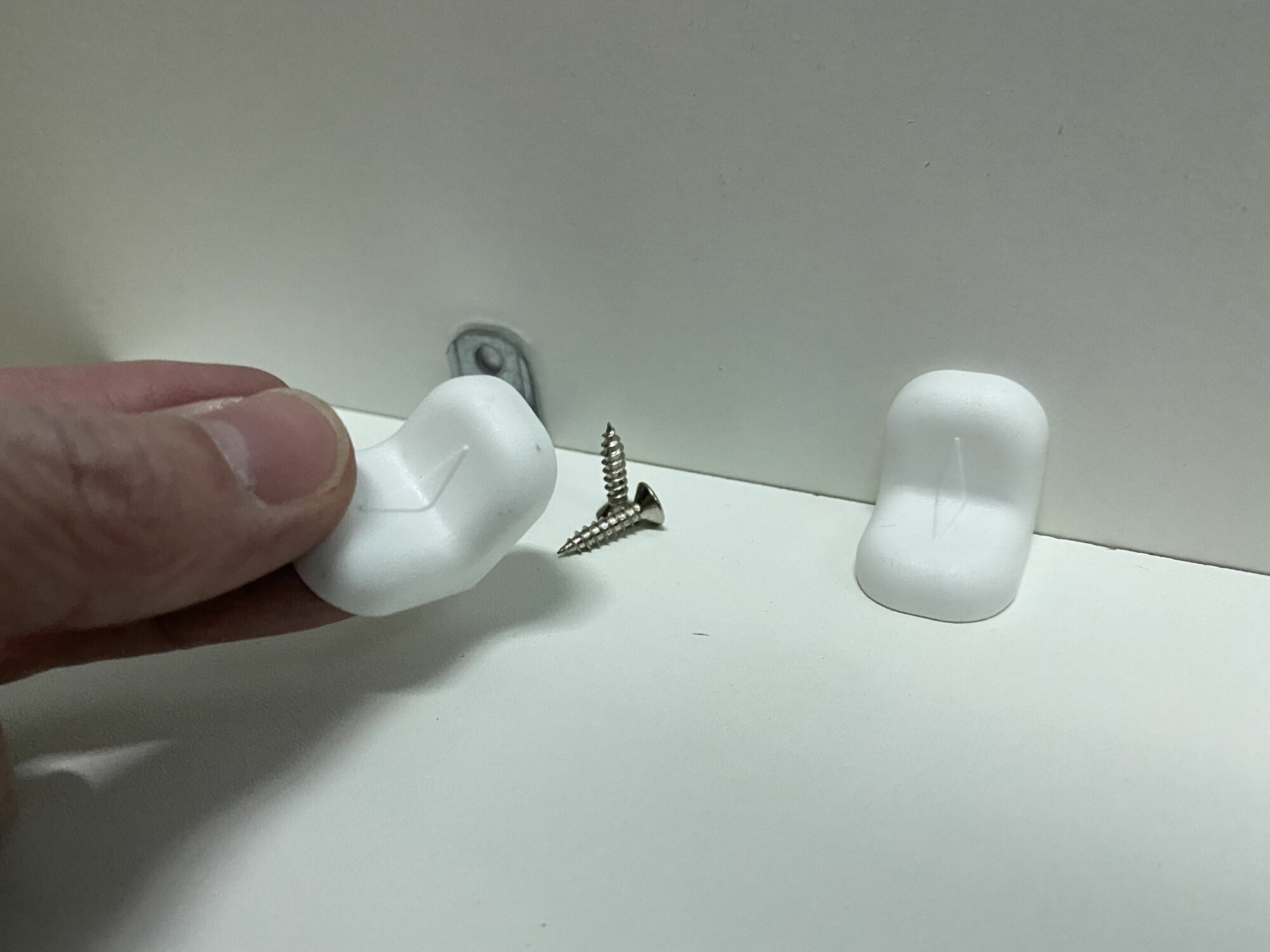 Фурнитура Для Мебели Уголок мебельный 20*20мм металл/пластик (уп20) Белый, стальной с крышкой