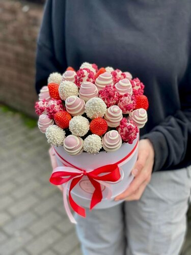 Изображение товара Бокс круглый с клубникой в белом и розовом шоколаде, малина, белый воздушный рис, Young, 16 см диаметр