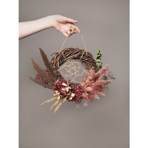 Венок из сухоцветов с гортензией и перьями фазана
