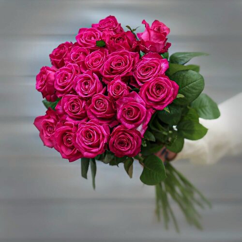 Изображение товара Букет живых цветов из 21 малиновой розы (Россия) с лентой 50 см