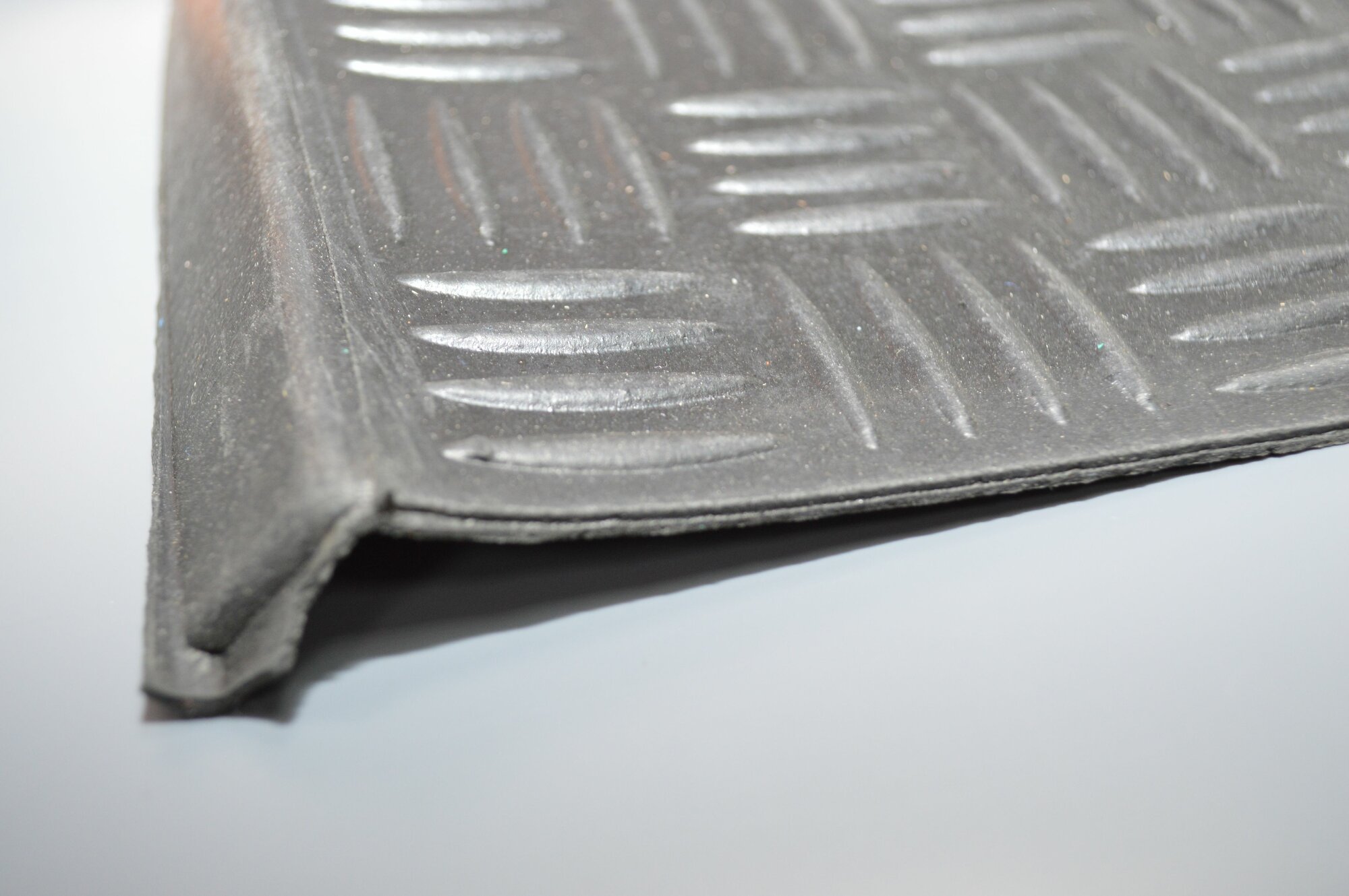 Противоскользящая накладка на ступени. Ширина 750 мм, глубина 250 мм. С бортиком. Рисунок шашки.