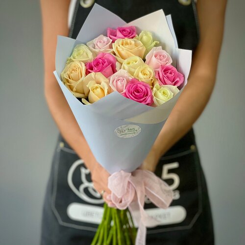 Изображение товара Букет из 15 нежной розы 50 см в стильной упаковке. «365 Поводов» - живые цветы с доставкой