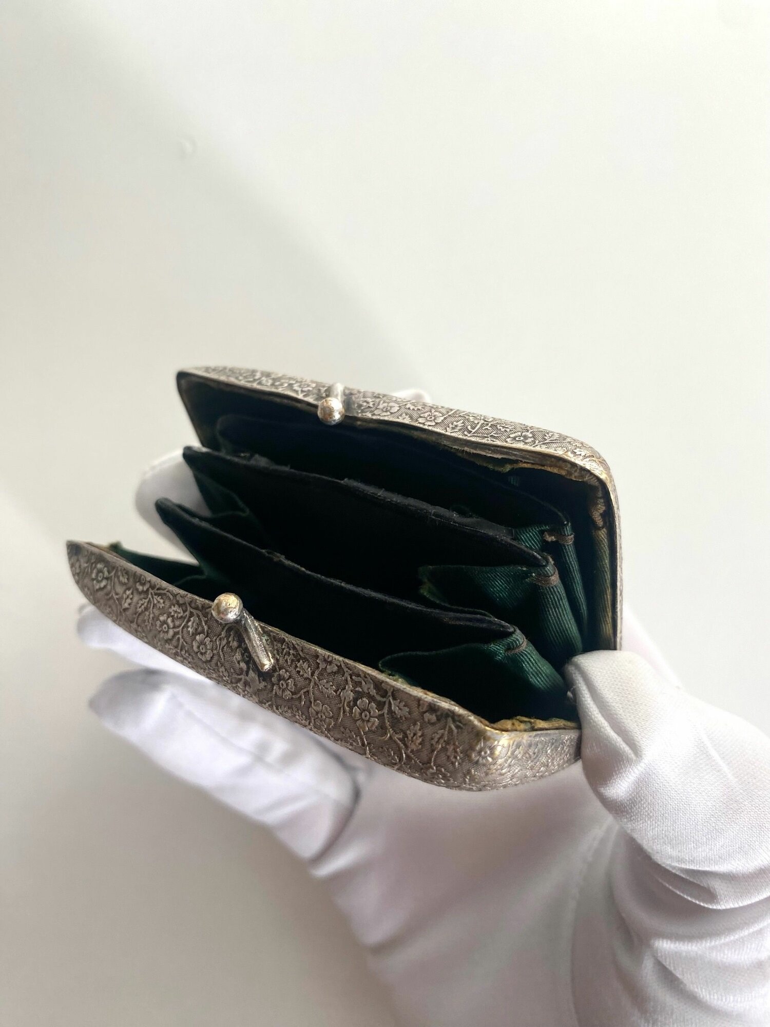 Кошелек "Цветы" Латунь с посеребрением. Длина: 7.5 см. Ширина: 5 см.