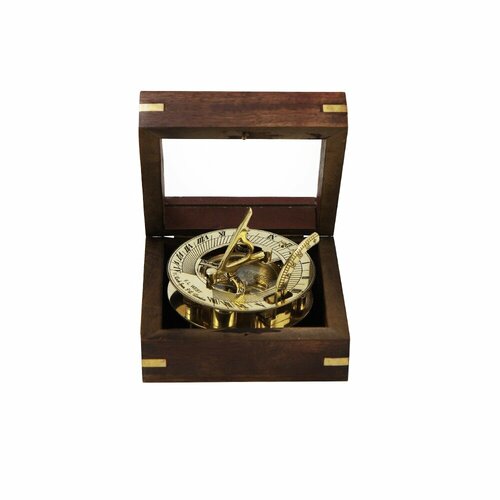 Морской компас в деревянном футляре