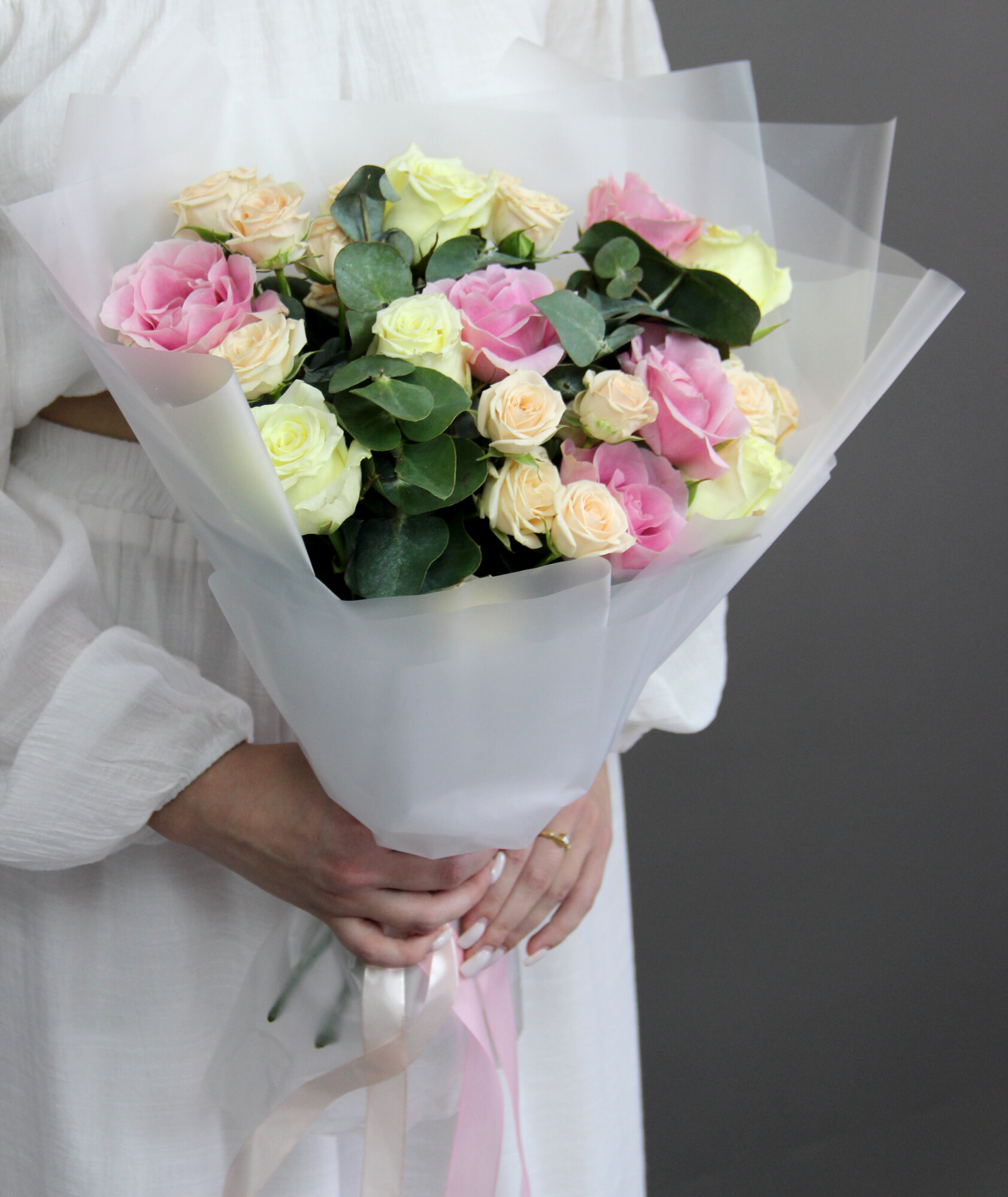 Букет цветов из 4-и кустовых роз,5-и розовых роз,5-и белых роз и эвкалипта "Краски" в упаковке 52 см — фото 1