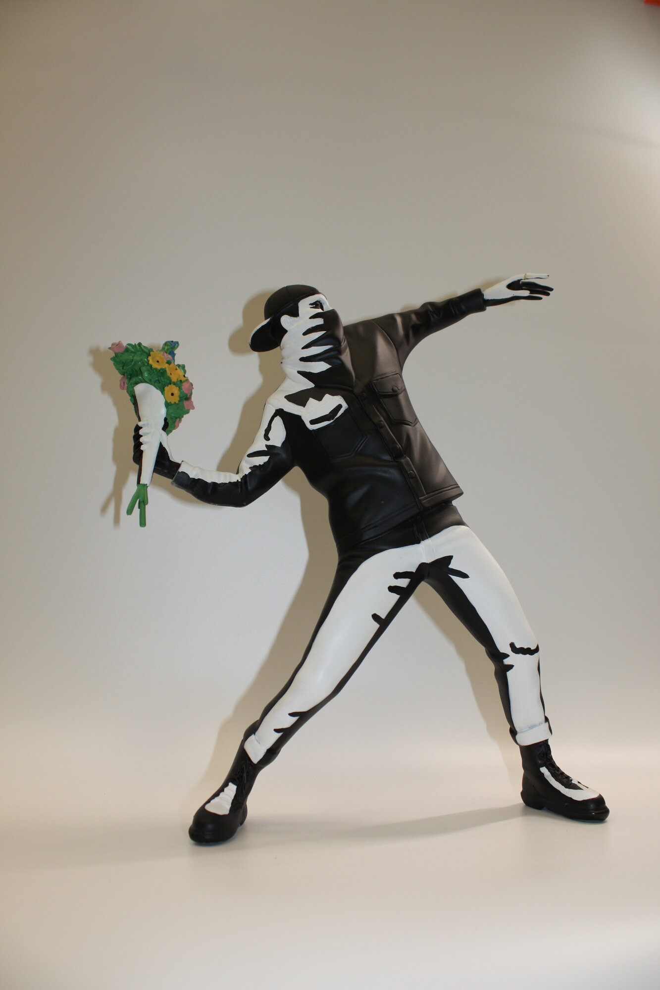 Статуэтка Banksy "Искусство Бэнкси", авторская работа художника, полисмола, черно-белая