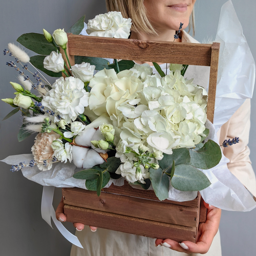 Изображение товара Композиция в ящике с гортензией, эвкалиптом и эустомой, универсальный подарок