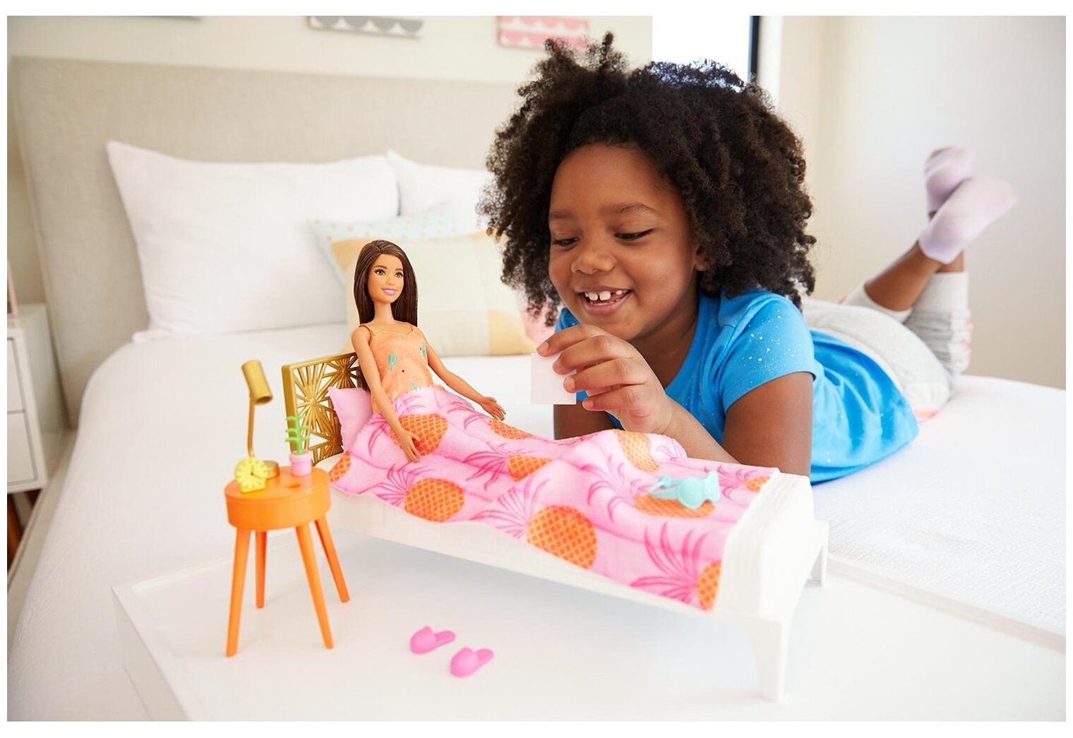 Кукла Barbie Брюнетка в платье в спальне с кроватью - фото №5