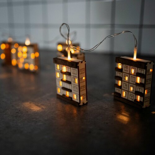 Изображение товара Гирлянда из дерева Elmarto Панельные дома, 1.5 м, 10 шт, светодиодная