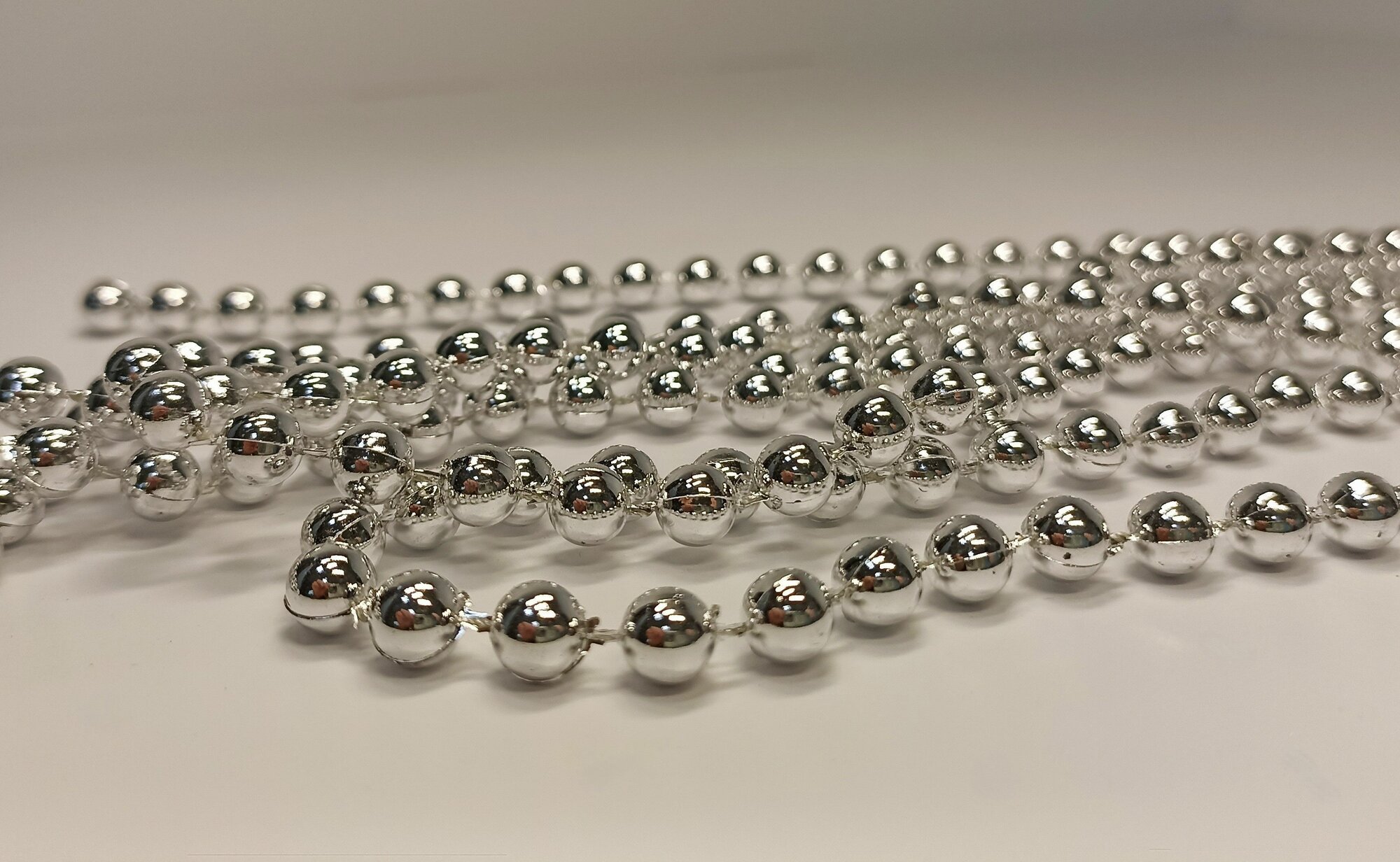 Новогоднее украшение бусы с круглыми шариками 2 метра диаметр шариков 08см. А3-6209В серебристые