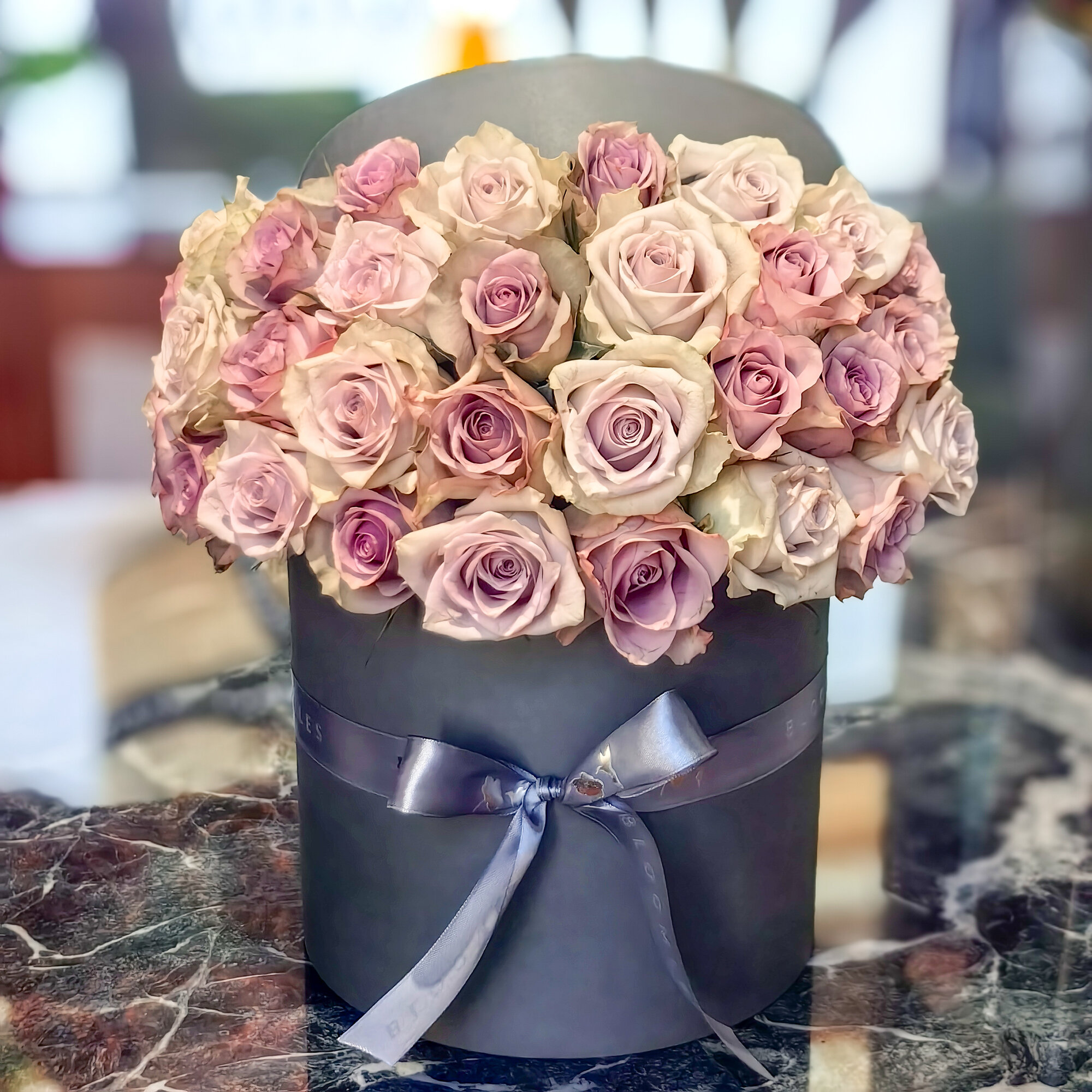 Букет в коробке из живых цветов 33 роз купить с доставкой