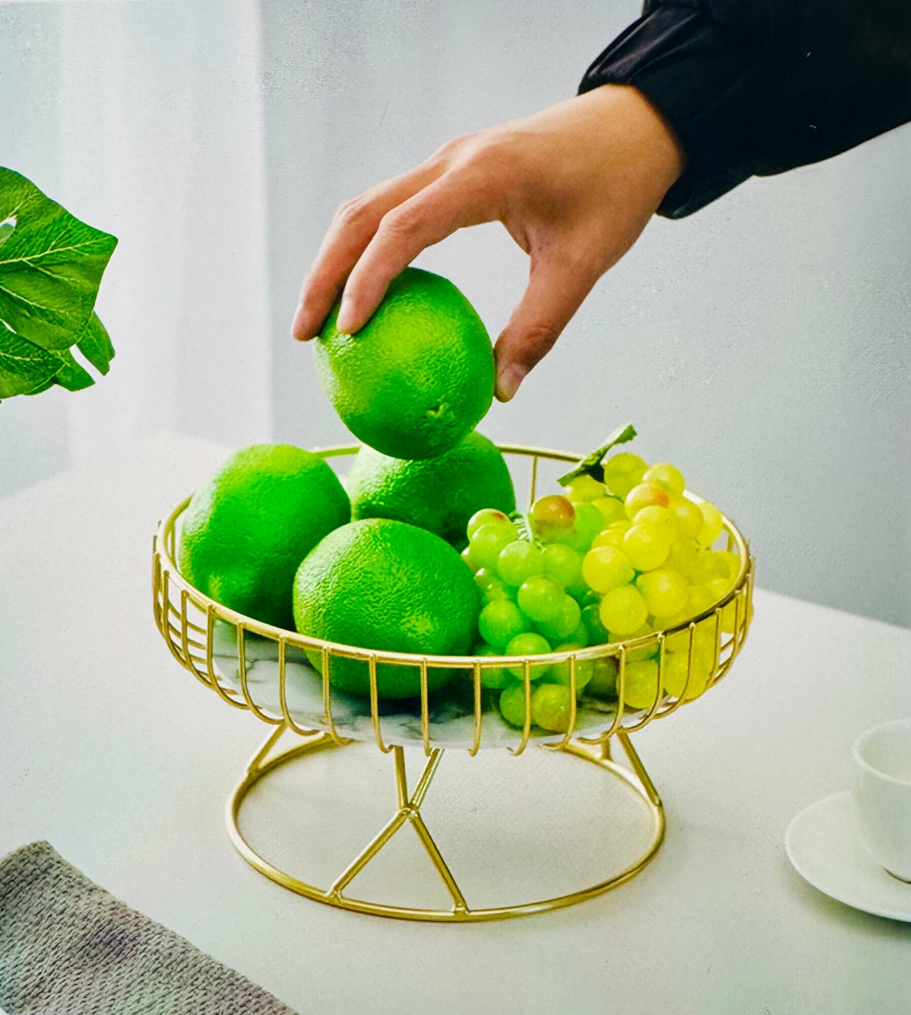 Фруктовница металлическая на ножке с дном из белого мраморного стекла корзина для фруктов сладостей и овощей