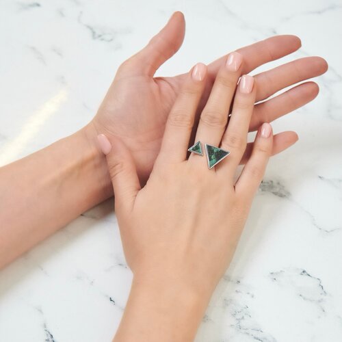 Кольцо Екатерина Шалимова, бижутерный сплав, родирование, серебрение, кожа, безразмерное, зеленый