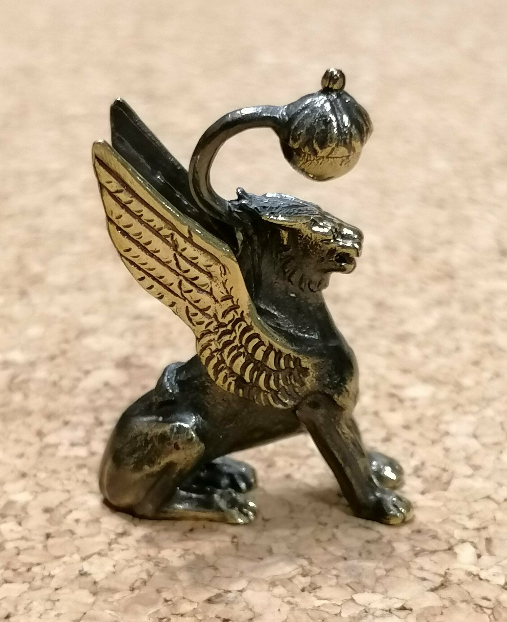 Фигурка Грифон рельефный 5 см. с фонарем — фото 1