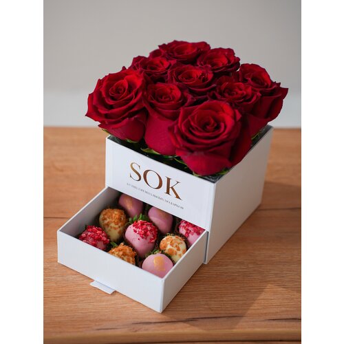 Клубника в шоколаде в коробке с красными розами №1
