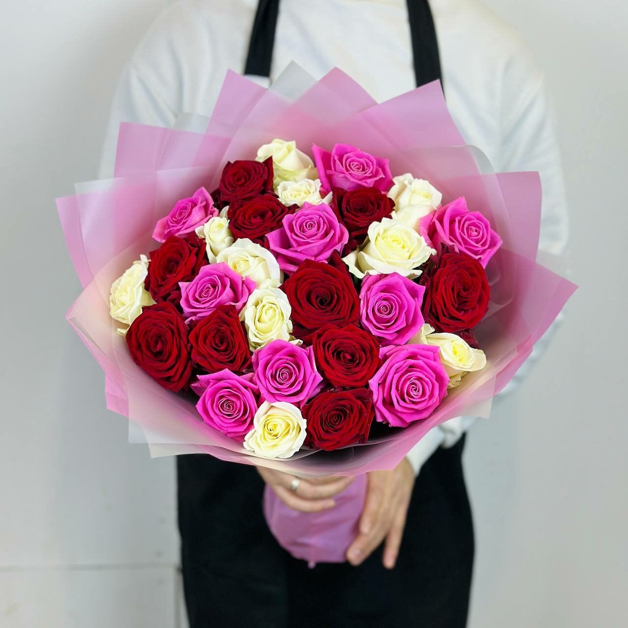 Букет Rybe-Flowers 29 роз монобукет на стеблях в пленке 40 см