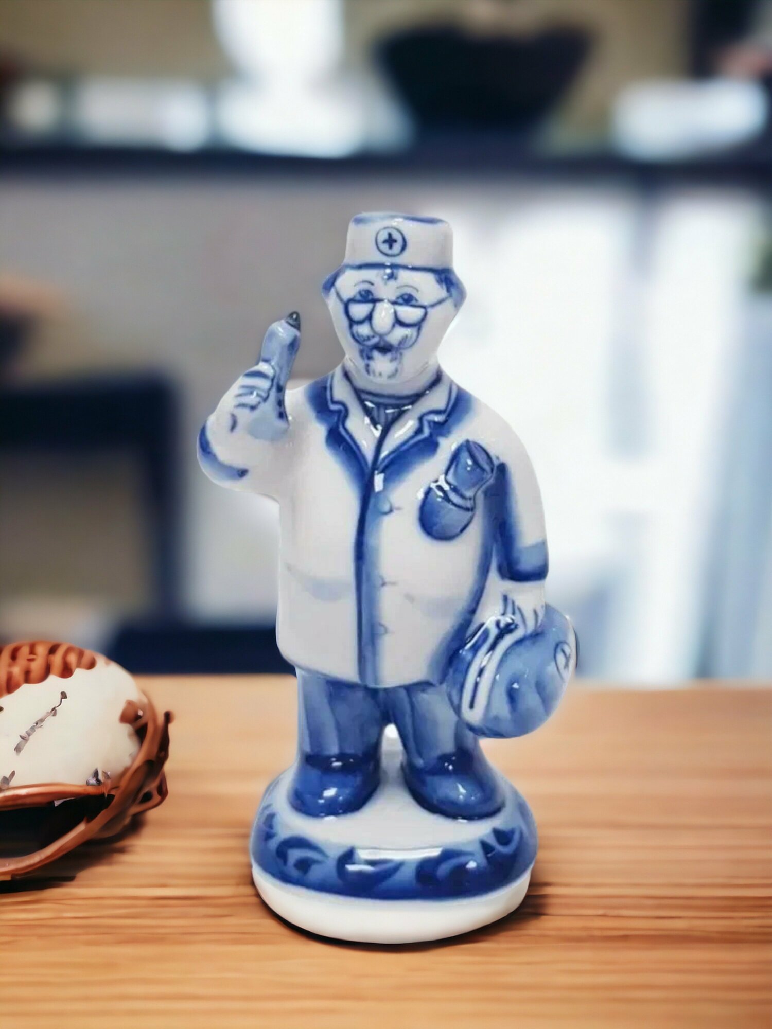 фото Фарфоровая статуэтка интерьерная "Доктор" 14 см гжель фарфор ручная работа