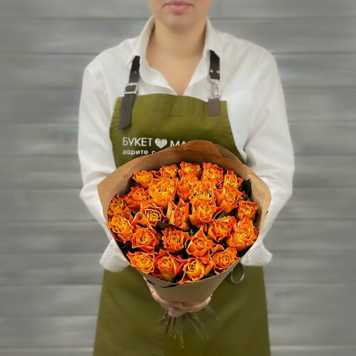 Изображение товара Букет живых цветов из 13 оранжевых роз 38см в крафте от Букет Маркет