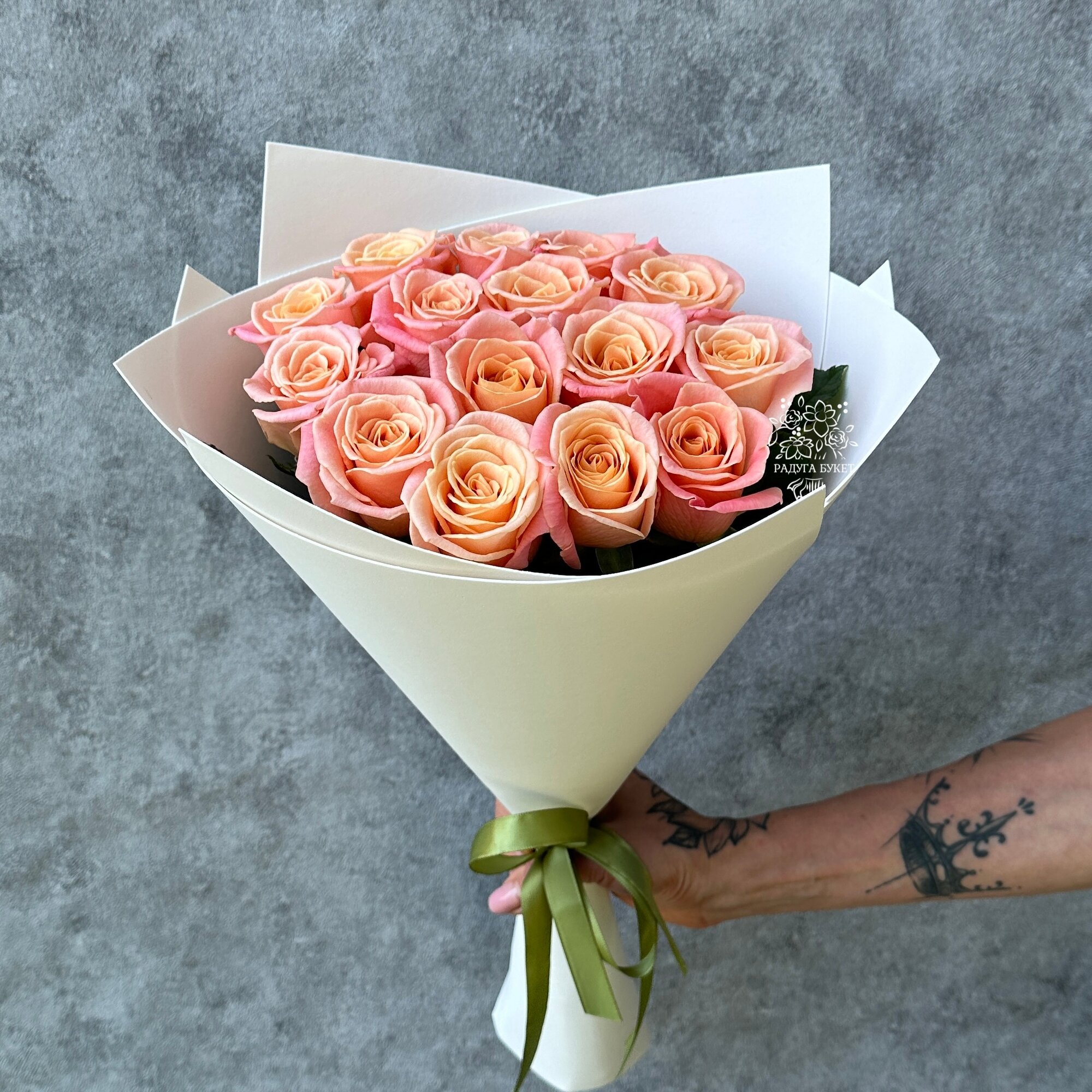Букет "Мирра "из 15 персиковых роз 50см в упаковке / Радуга Букет