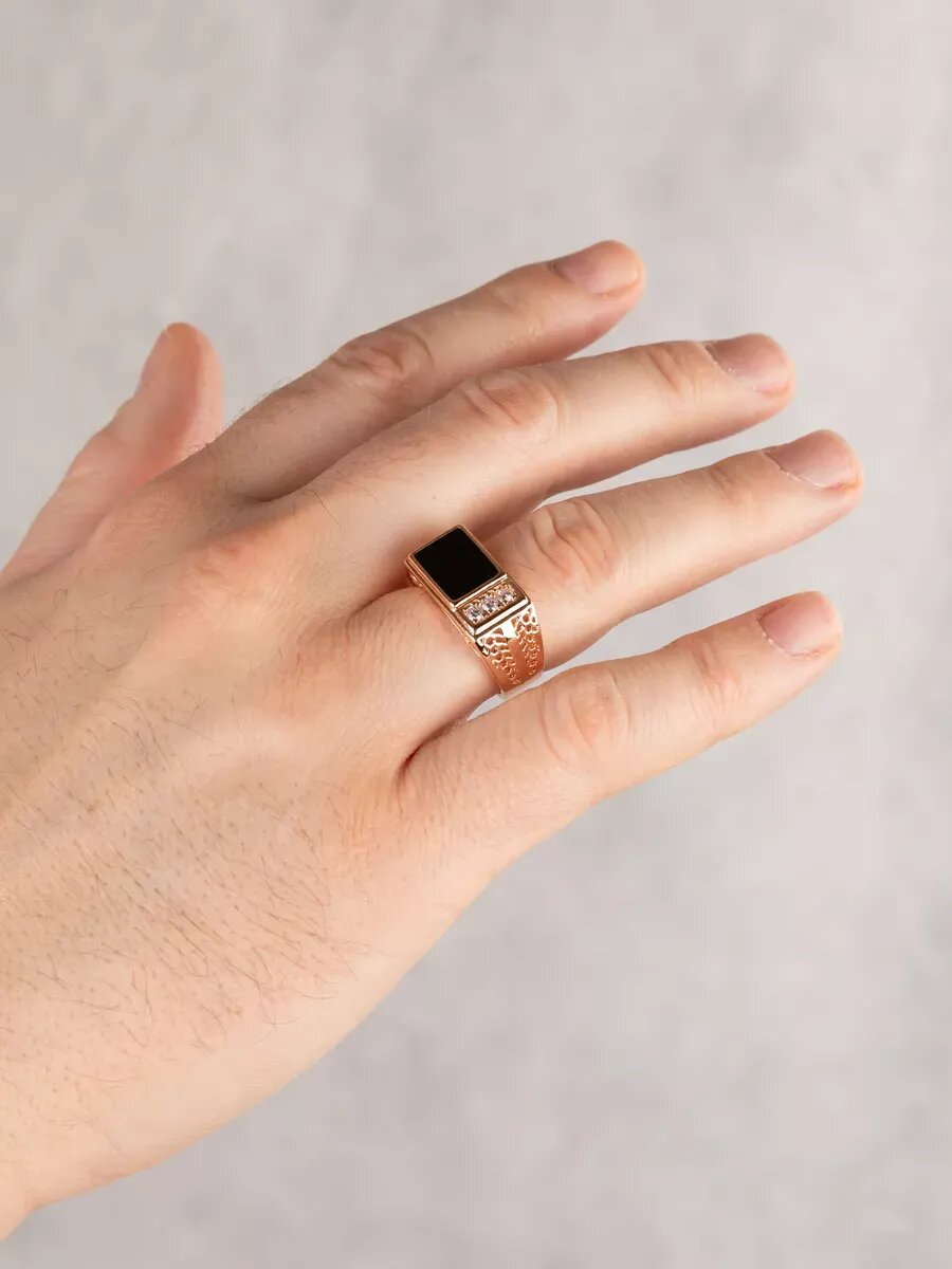 Печатка TEKA, фианит, эмаль, размер 19, черный в золоте — фото 1