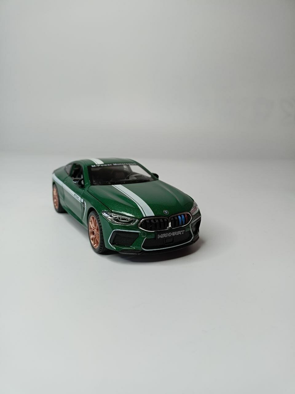 Модель автомобиля BMW M8 коллекционная металлическая игрушка масштаб 1:24 светло-зеленый