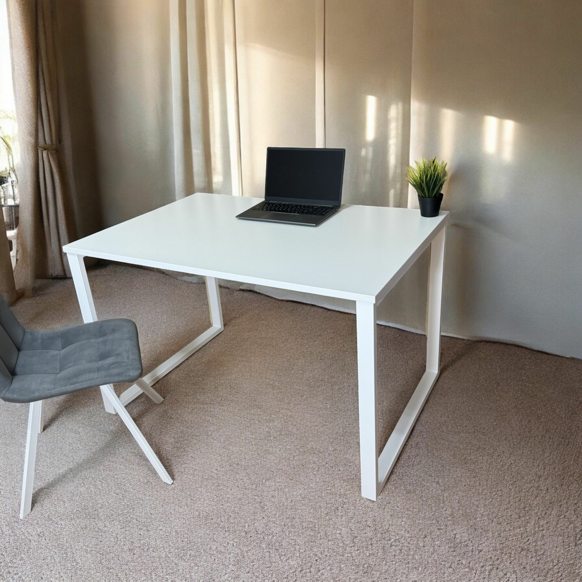 Белый стол в детской