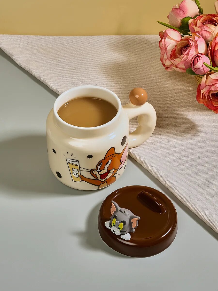 Кружка от бренда "Тепло в руках" - "Том и Джерри", с крышкой, керамика, коричневая, подарочная упаковка — фото 1