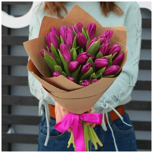 Букет розовых фиолетовых тюльпанов на 8 марта