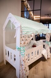 Балдахин с крышей и шторками на детскую кроватку домик, поплин, 100% хлопок, цвет салатовый со зверятами