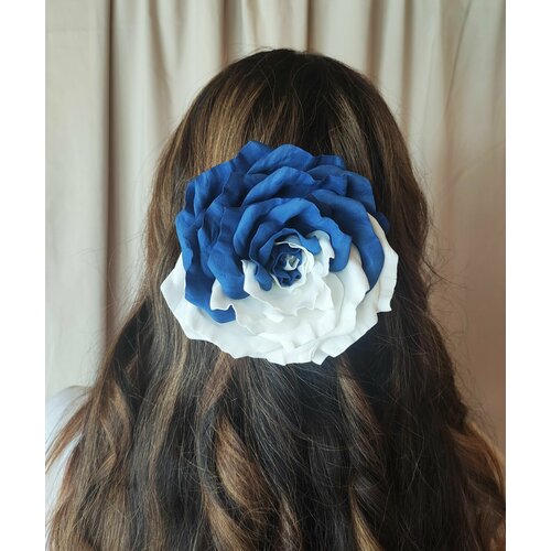 Заколка ручной работы реалистичный цветок бело-синий