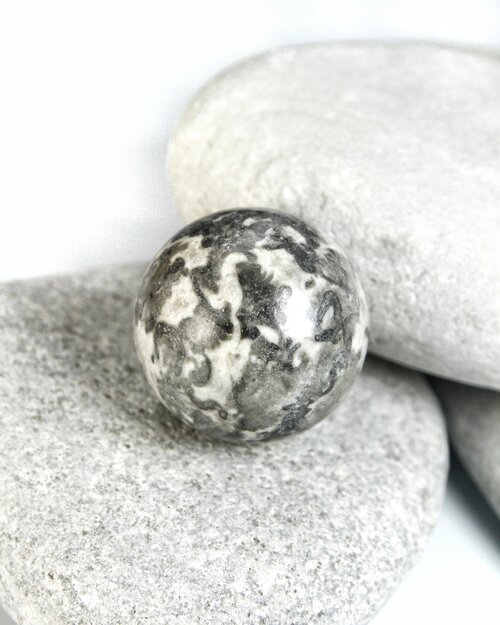 Натуральный камень Яшма терра, картографическая для декора, поделок, бижутерии, шар, диаметр 30-31 мм