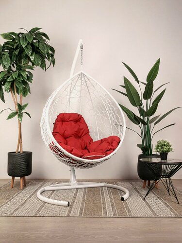 Изображение товара Подвесное кресло капля, с ротангом белое, красная подушка