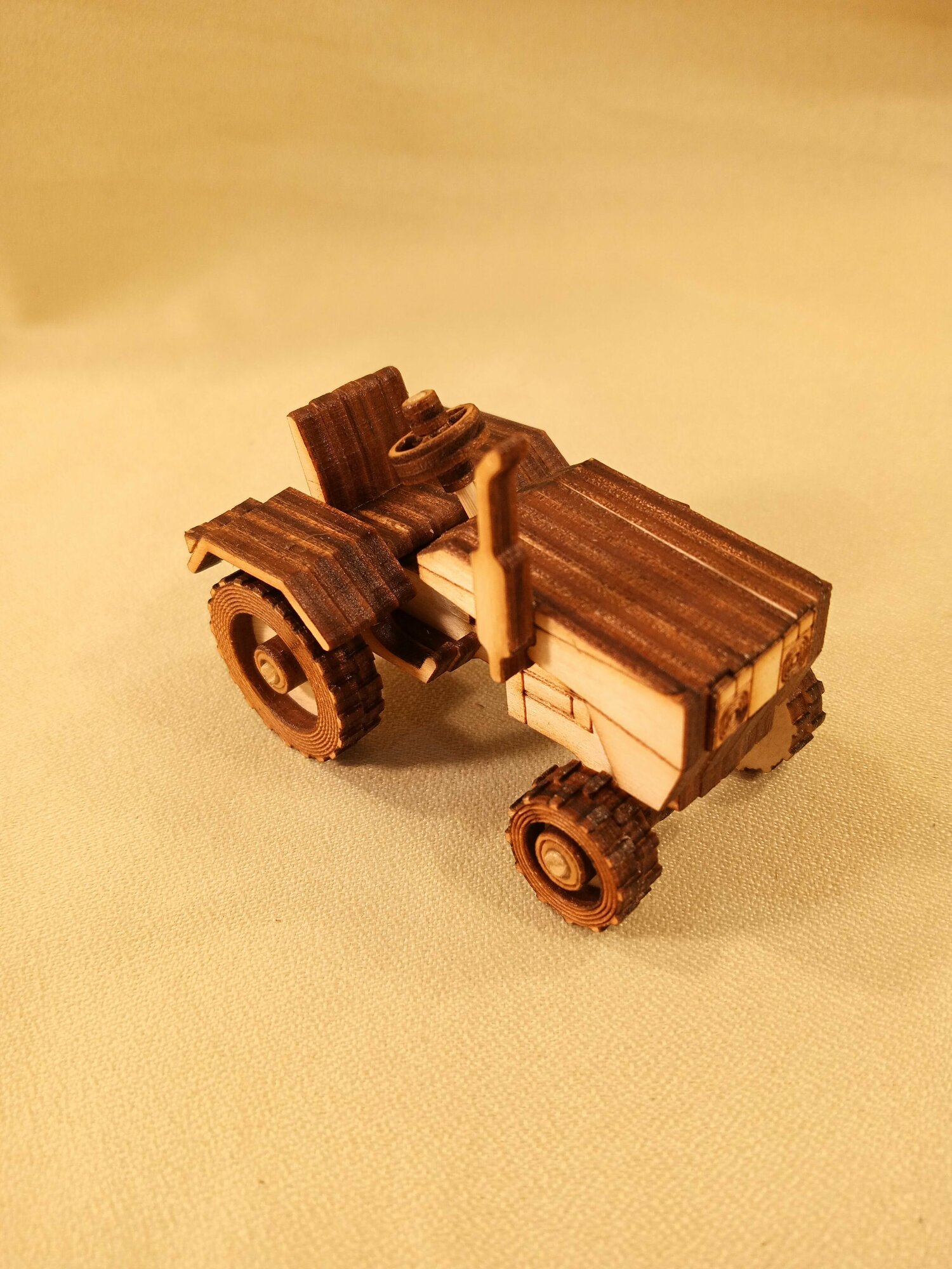 Трактор микро игрушечный деревянный