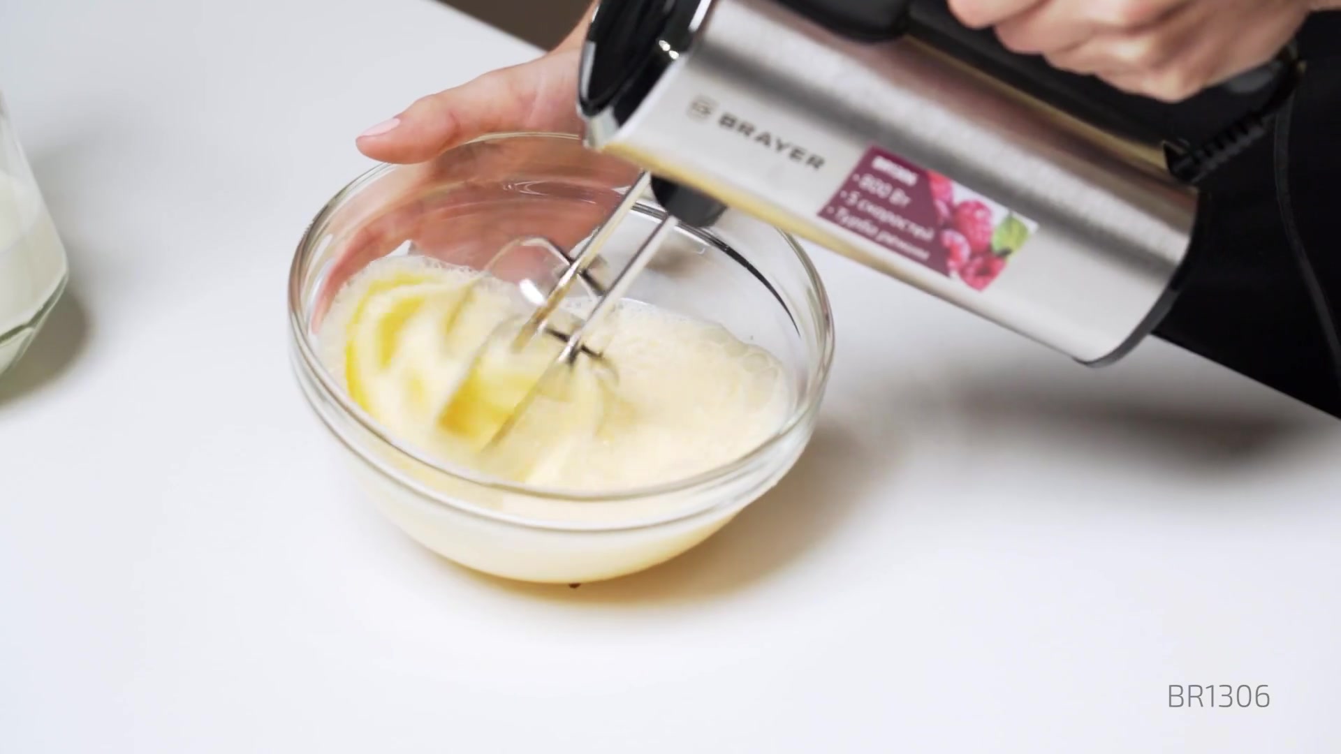 Миксер ручной BRAYER BR1306, 800Вт, 5 скоростей, турборежим, насадки, серебристый/черный — фото 1