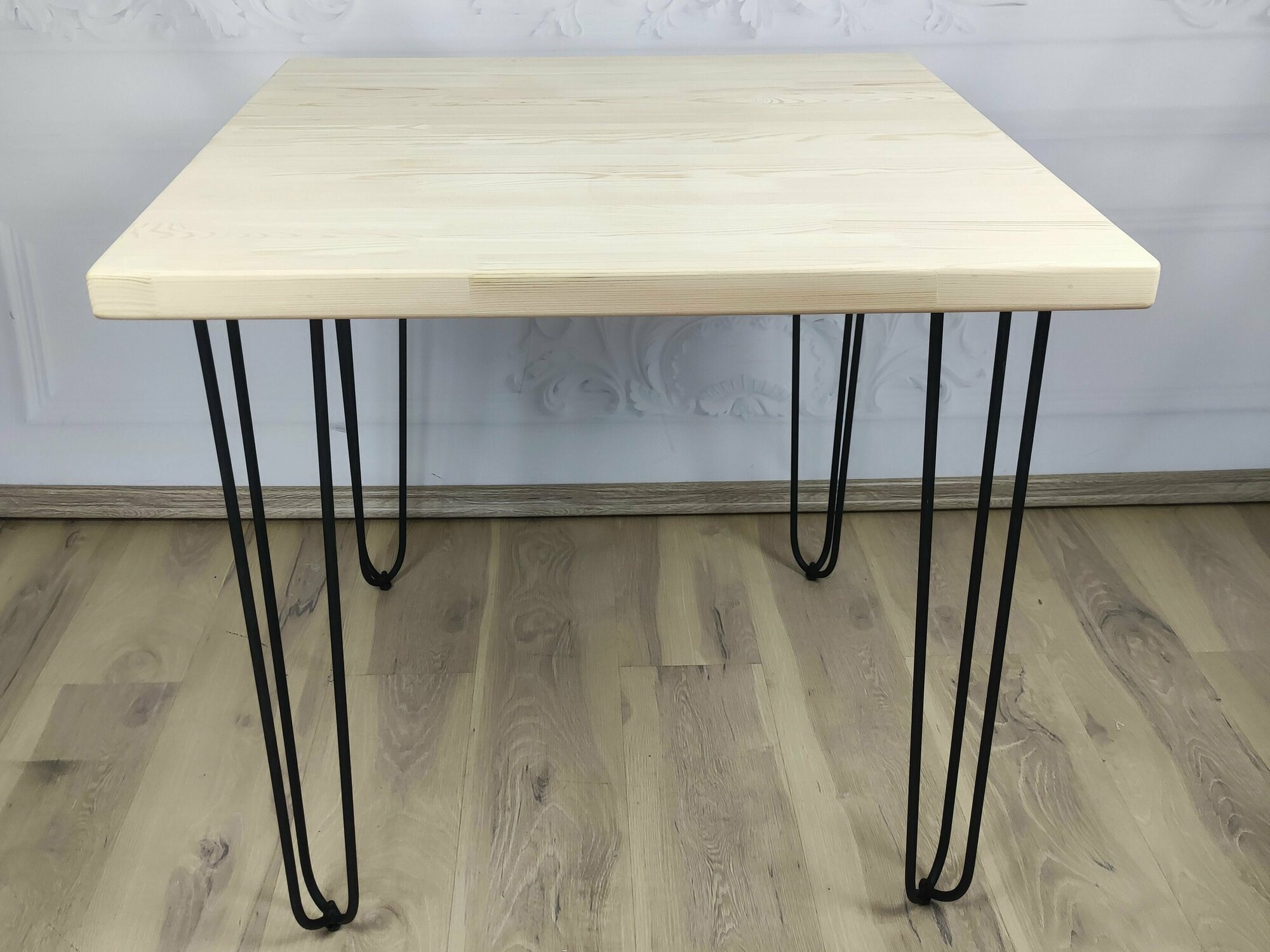 Стол кухонный Loft с квадратной столешницей без покраски из массива сосны 40 мм на металлических ножках-шпильках 70x70х75 см