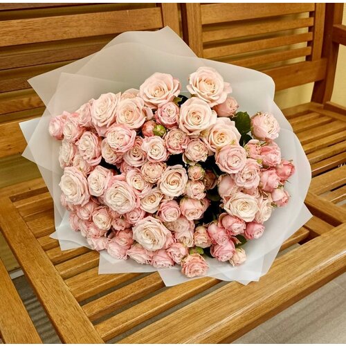Букет из 19 розовых кустовых роз 40 см Мадам Бомбастик