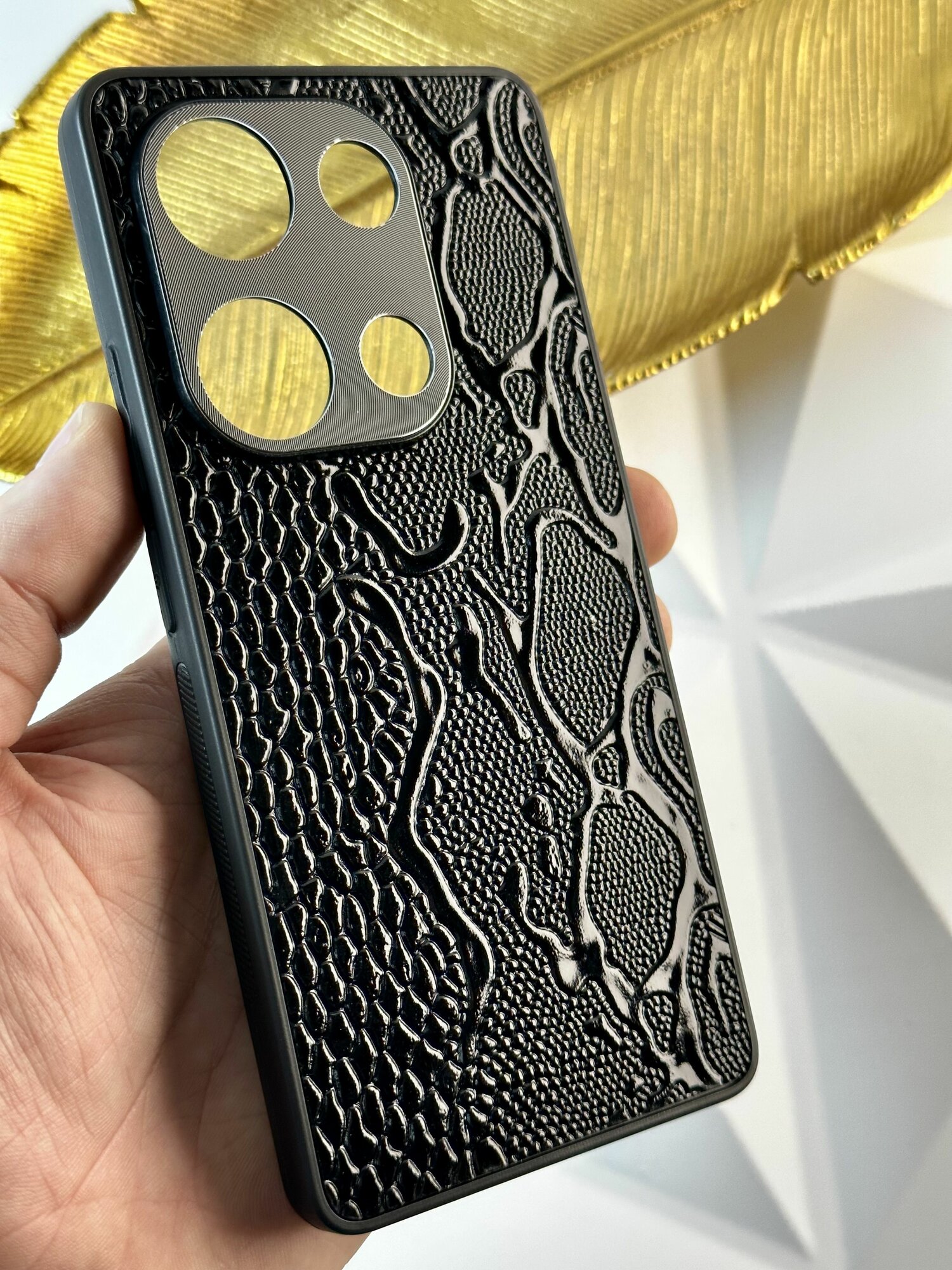 Чехол кожаный для Xiaomi Redmi Note 13 Pro 4G /Poco M6 Pro 4G (Чехол на Редми Ноте 13 Про/Поко М6 Про) с защитой камеры, змея, черный — фото 1