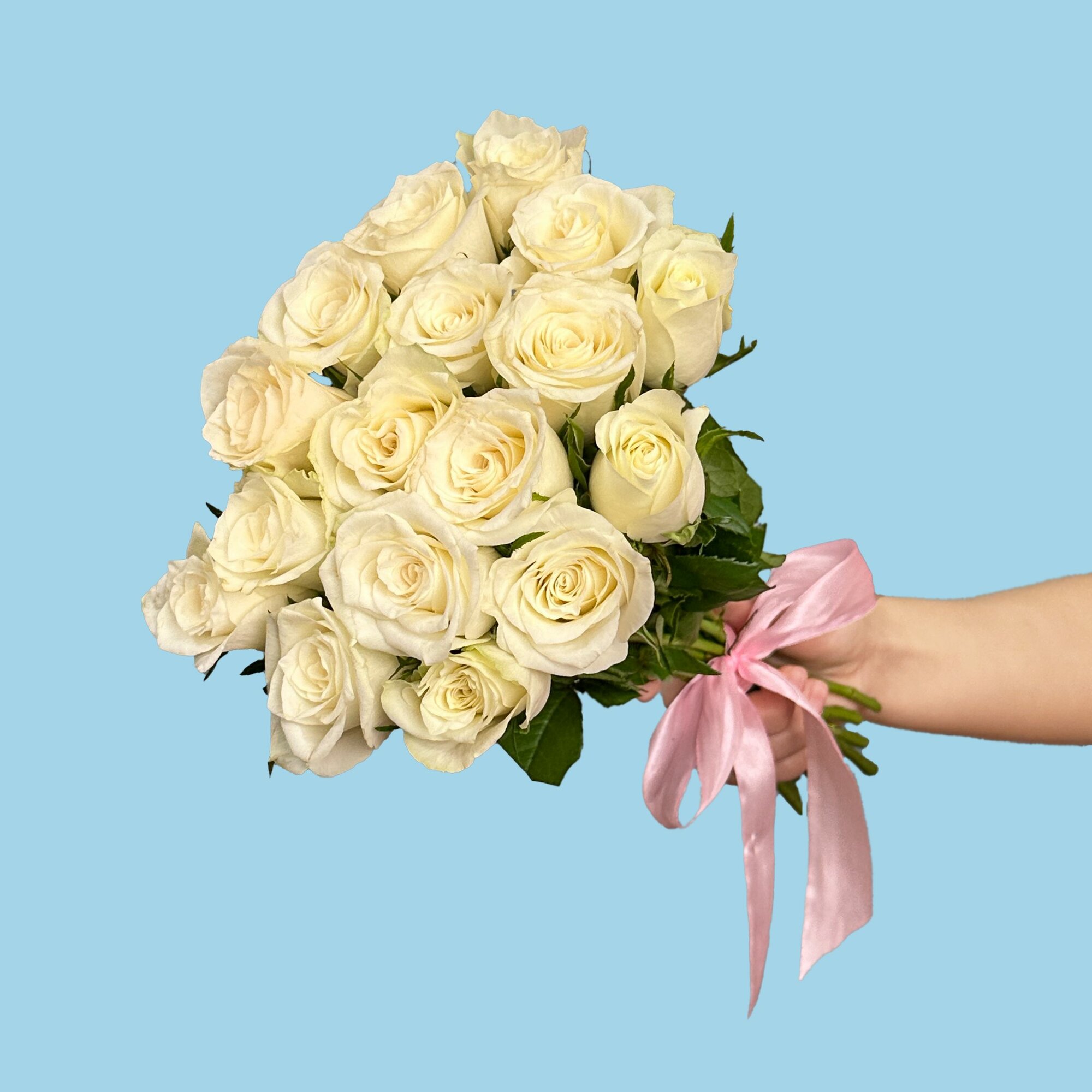 Букет живых цветов из 15 белых роз 40 см в ленте с доставкой