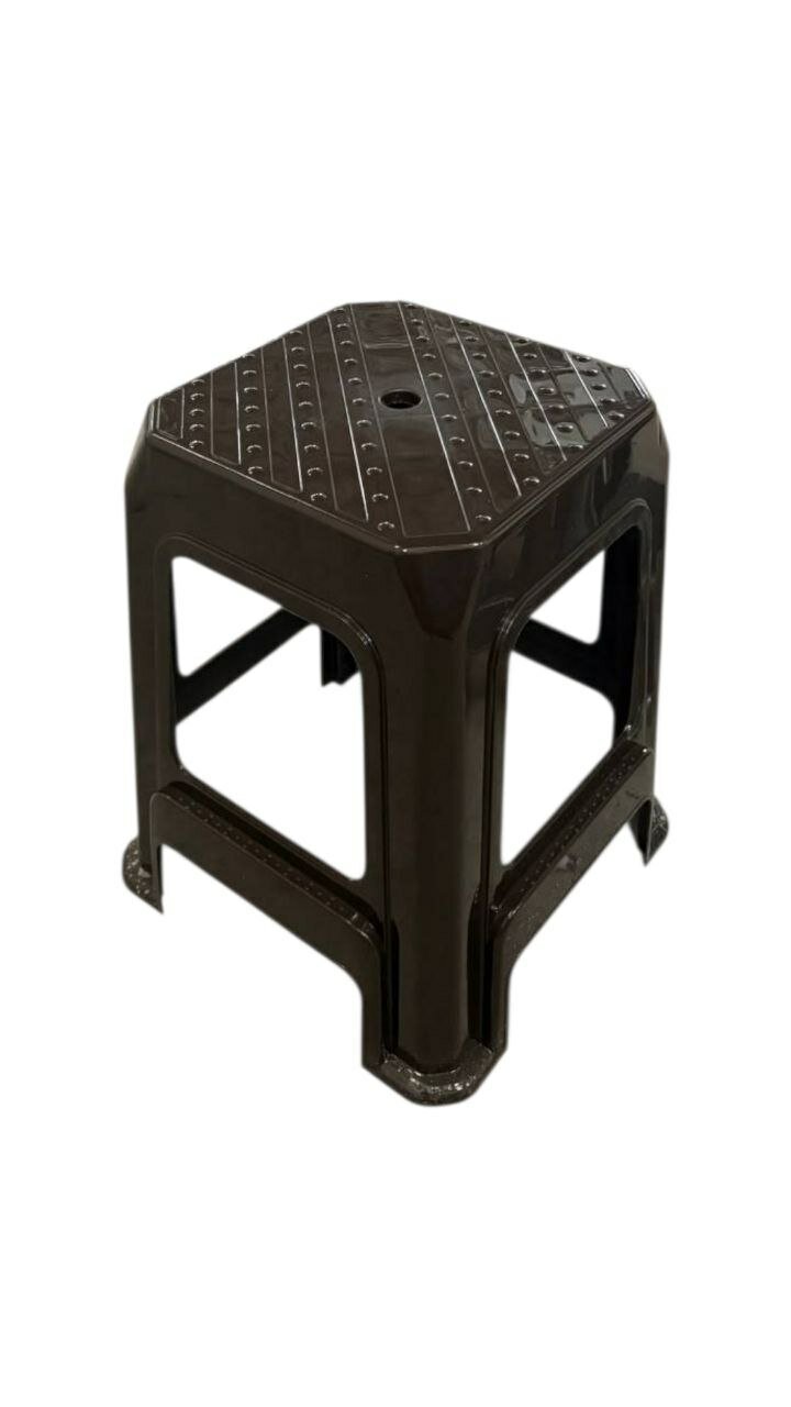 Прочные пластиковые табуретки с устойчивой конструкцией для дома, кухни, сада и дачи — фото 1