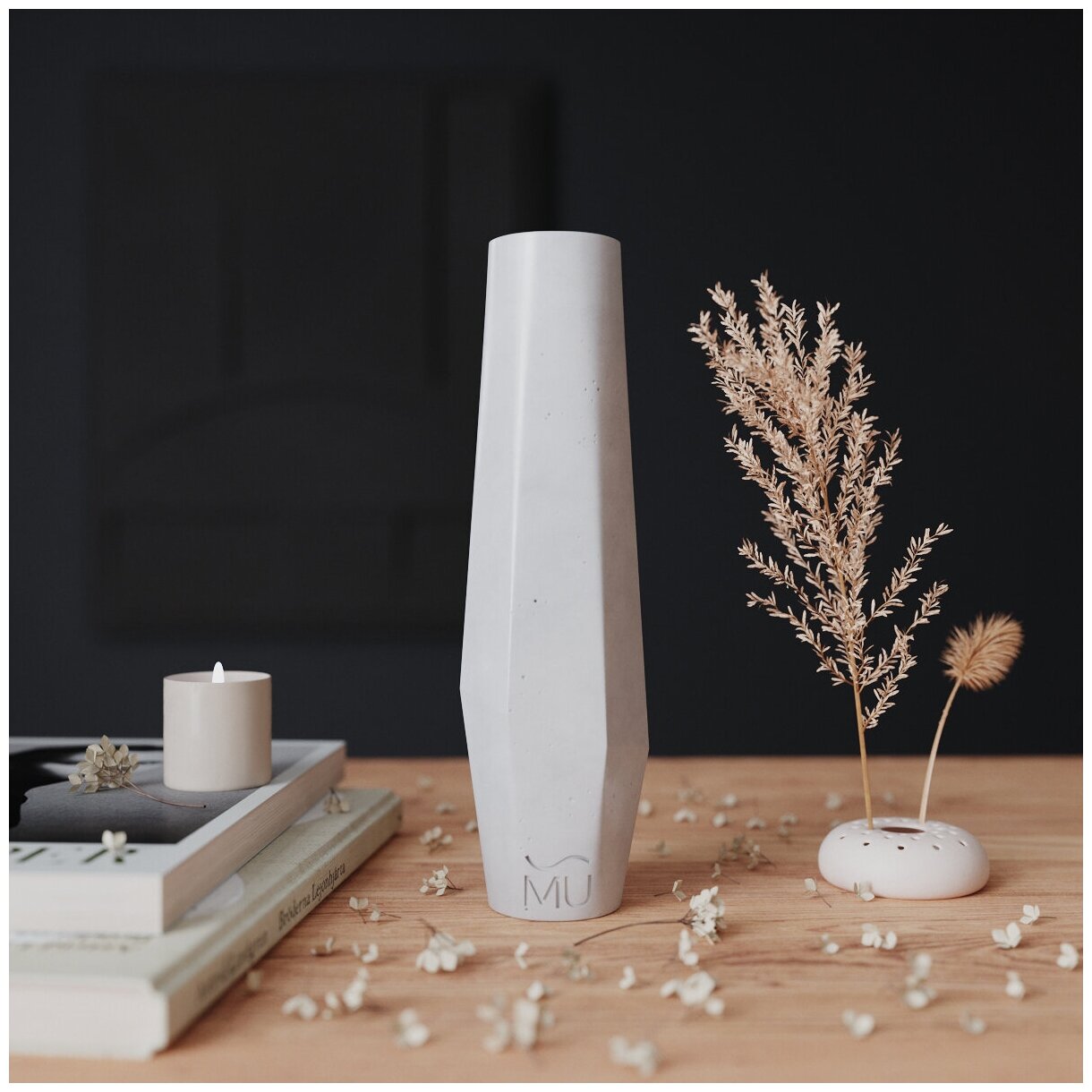 Декоративная ваза для сухоцветов Megan S, 25 см, бетон, белая глянцевая
