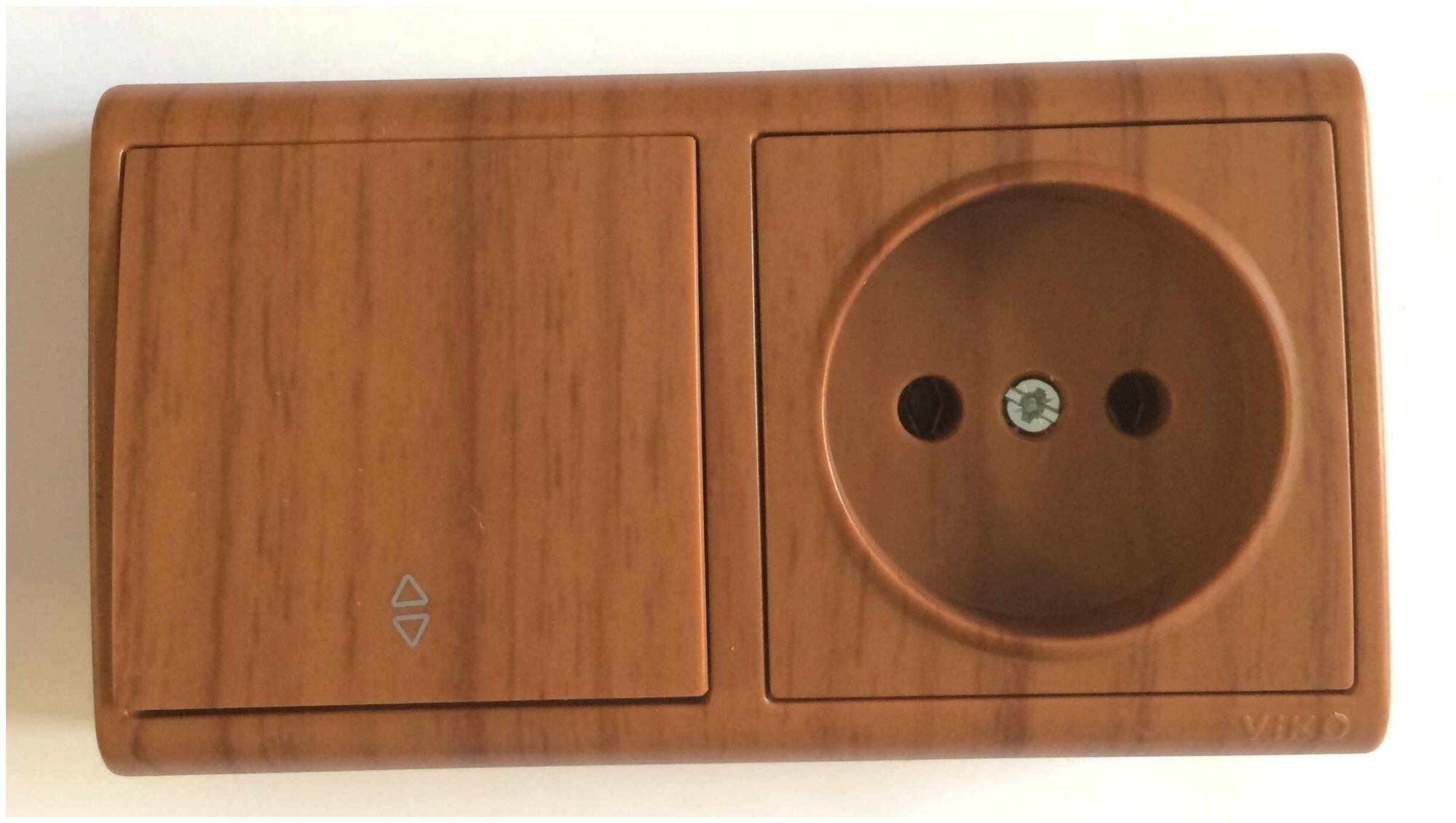 фото Блок 2 Выключатель 1 кл проходной+ Розетка б/з Vera дерево накладной (не встраиваемый) монтаж (Viko), арт. 90682391