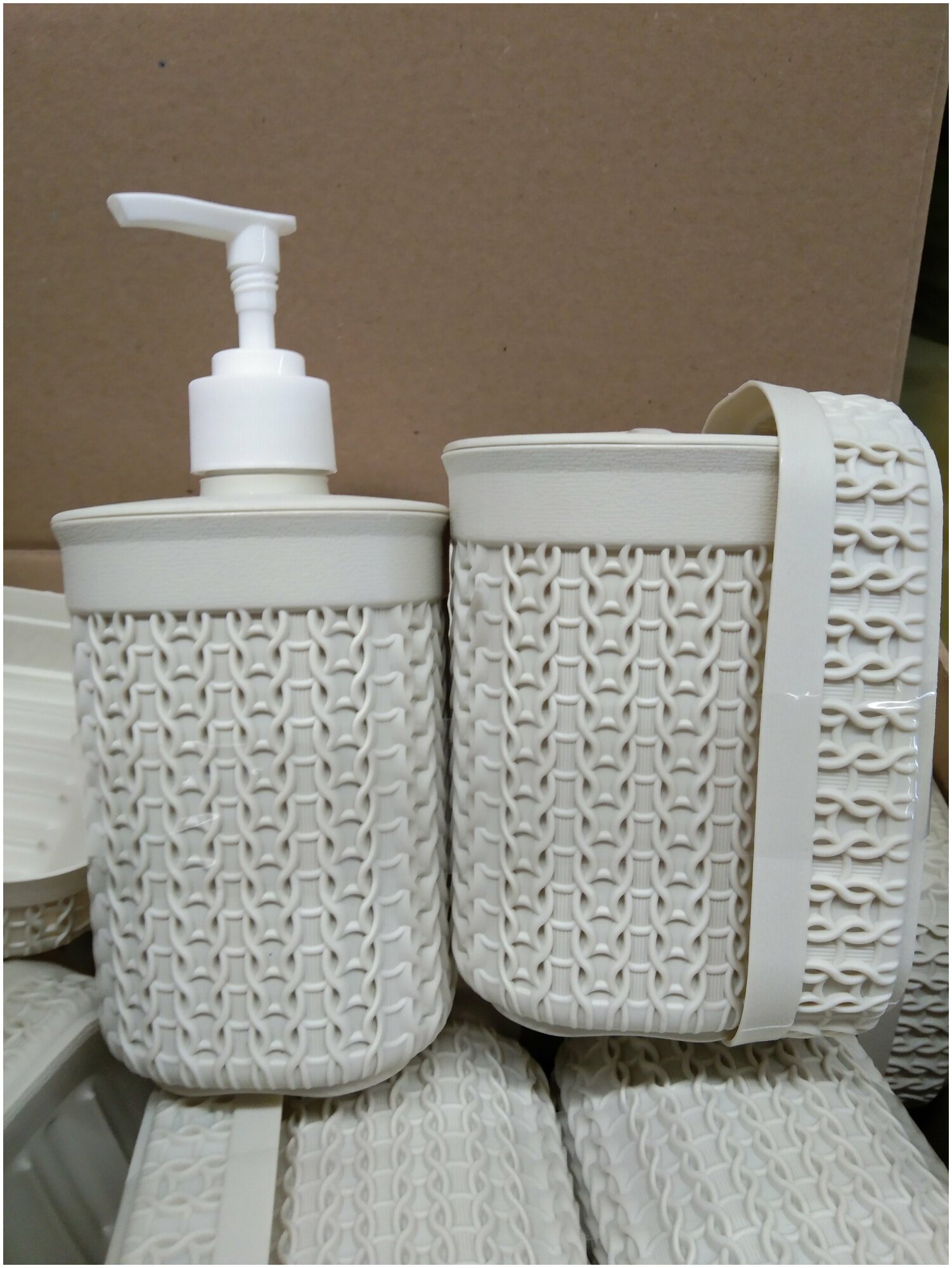 Набор для ванной : диспенсер для жидкого мыла + мыльница + стаканчик для зубных щеток + упаковка зубной пасты в подарок!