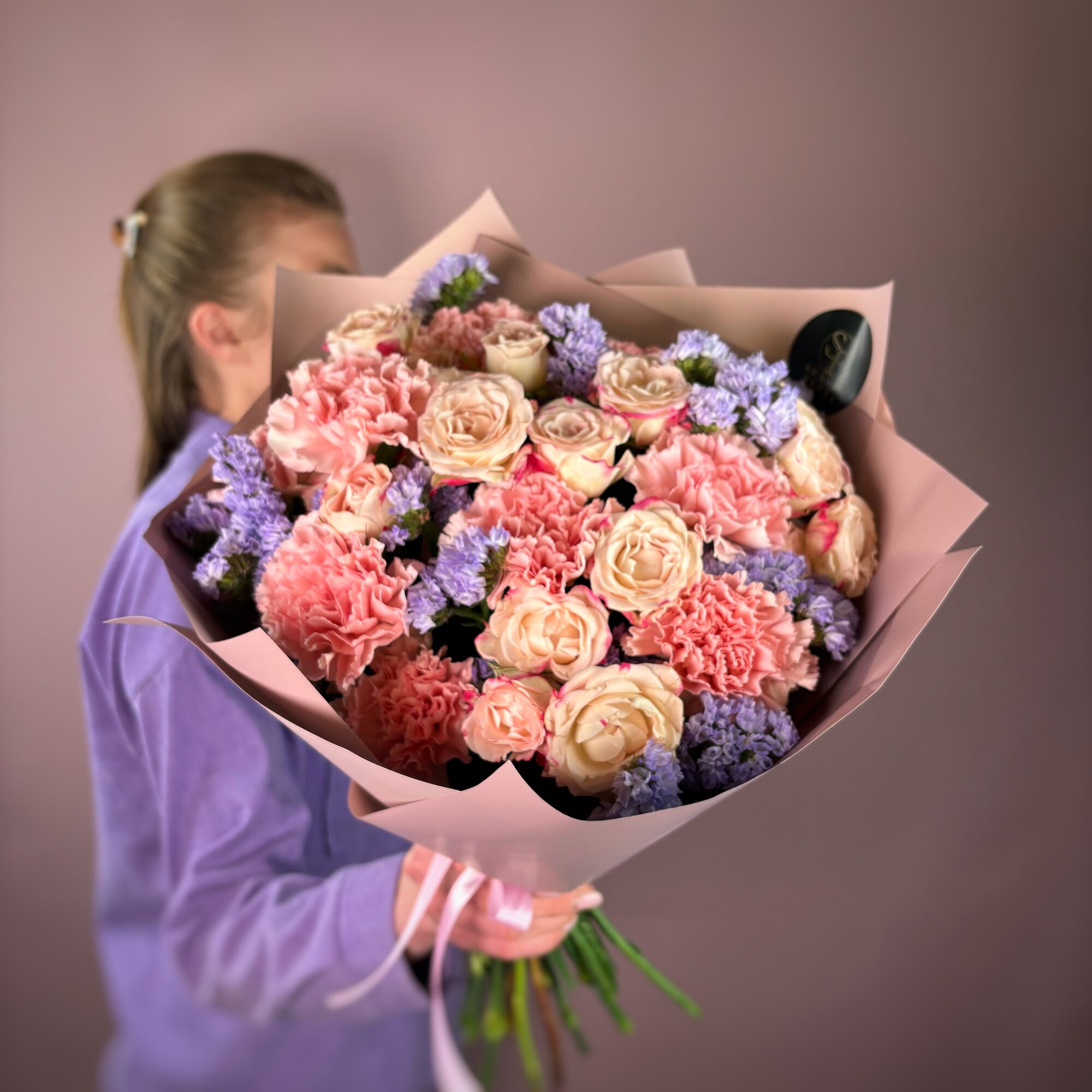 Букет живых цветов из кустовых роз, статицы, диантусов. Букет 93 Scandi Flora